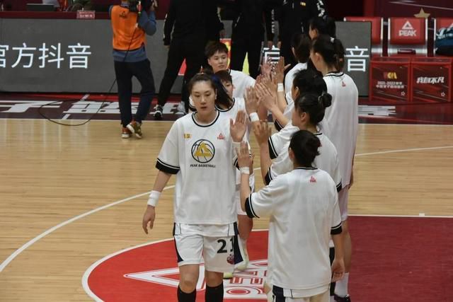 作为这个过渡时期的过渡者，小娥相对与传统女性例如白嘉轩之妻仙草有着前进的特点，这特点即是对相对自由糊口的神驰；但相对诸如白灵如许纯洁的前进常识女性，她又表示出她传统的素质。